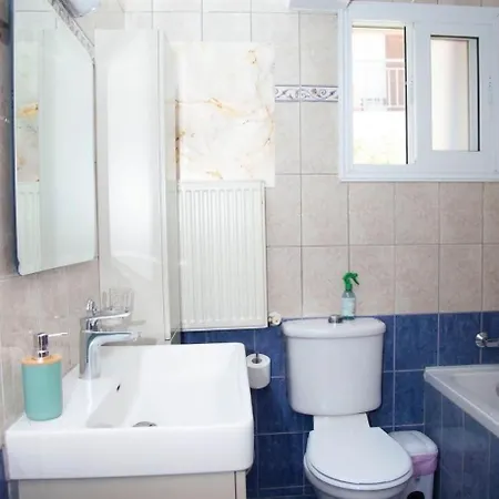 3 Bedrooms, Ground Floor, Quiet Heart Of Downtown דירה