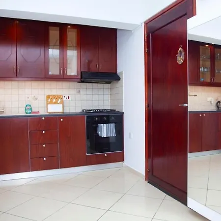 3 Bedrooms, Ground Floor, Quiet Heart Of Downtown דירה פאפוס