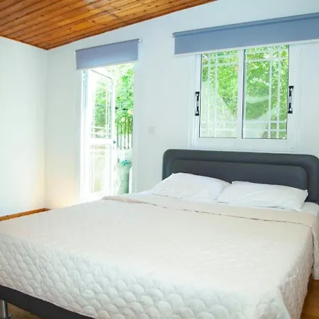 3 Bedrooms, Ground Floor, Quiet Heart Of Downtown דירה