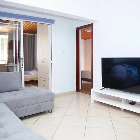 דירה 3 Bedrooms, Ground Floor, Quiet Heart Of Downtown פאפוס