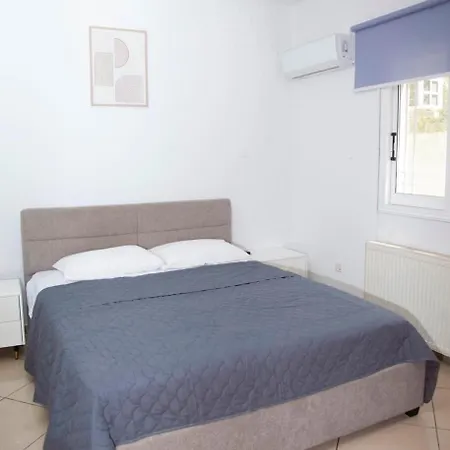 3 Bedrooms, Ground Floor, Quiet Heart Of Downtown *