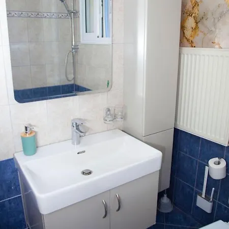 3 Bedrooms, Ground Floor, Quiet Heart Of Downtown דירה *