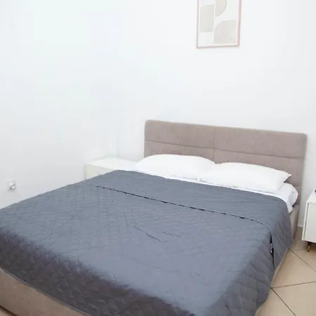 דירה 3 Bedrooms, Ground Floor, Quiet Heart Of Downtown *