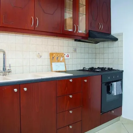 3 Bedrooms, Ground Floor, Quiet Heart Of Downtown דירה פאפוס